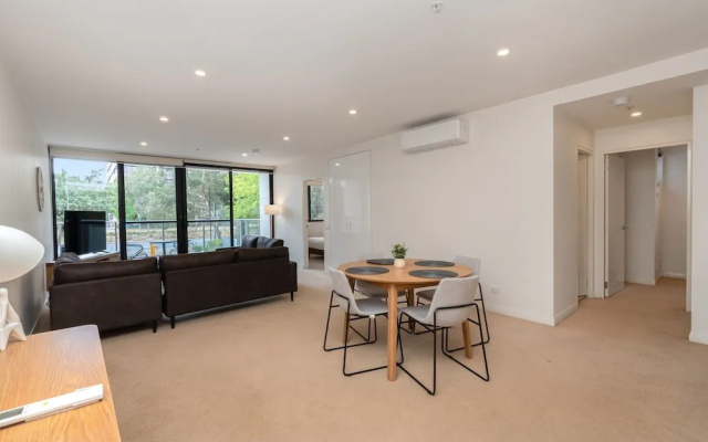 Bright 2-bed Flat Near City Amenities – Guest Rooms – Lyneham