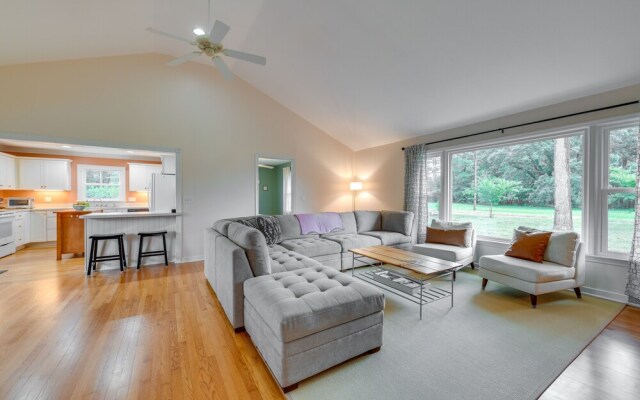 Riverfront Virginia Home - Dock, Fire Pit & Kayaks