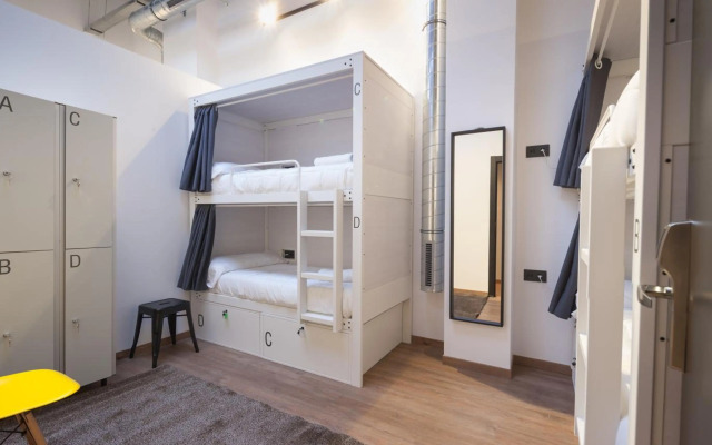 Airhostel Barcelona Airport 24h