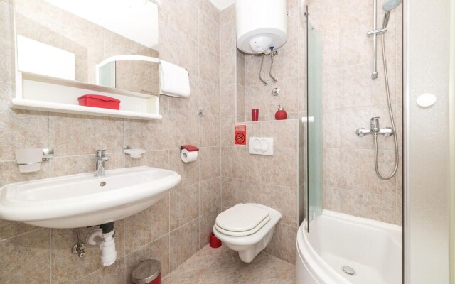 Amazing Home in Seget Donji With Wifi and 5 Bedrooms