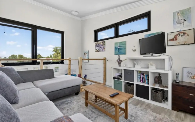 Coastal 2-bed Home With Pool & Spa