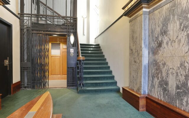 Gorgeous Designer 2 Bedroom in CBD