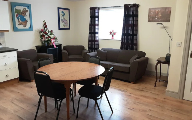 2 Bed Cottage - Sleeps 6 - Parking - Wifi