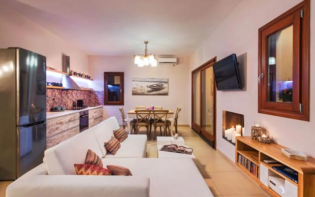 Modern 2-Bed House in the city centre Fira