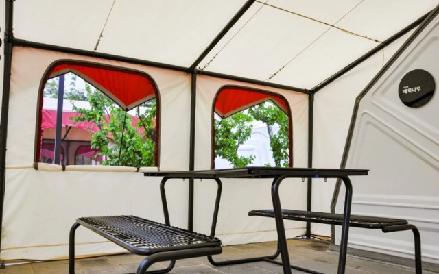 Geojedo Stone Hill Glamping Pension