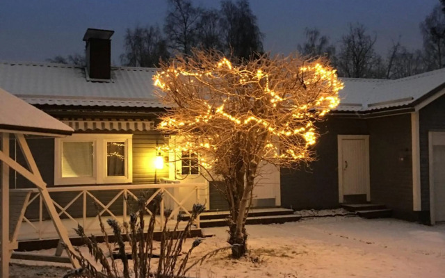 Tilava talo lähellä keskustaa