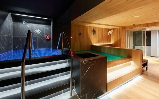 Rembrandt Cabin and Spa Shimbashi - Caters to Men