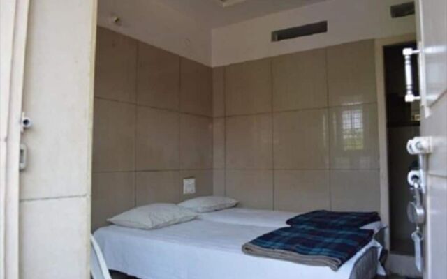 Mourya Deluxe AC Lodge