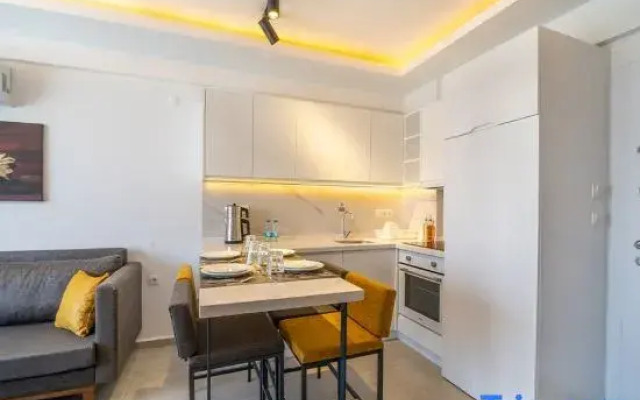 Midpoint Suites - Deluxe Suite 104