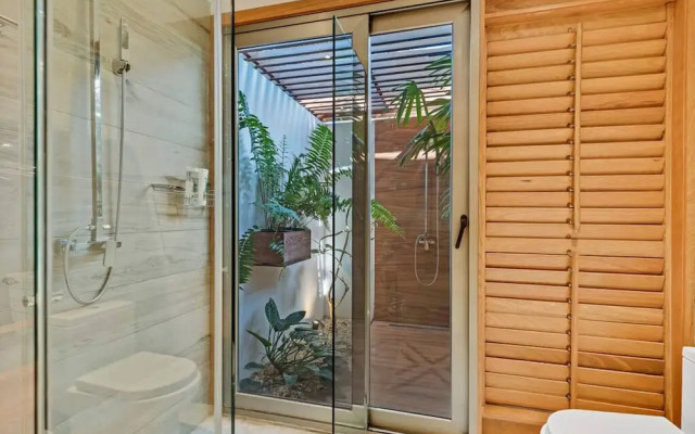 Modern Oasis Stunning Views of Golf Course River