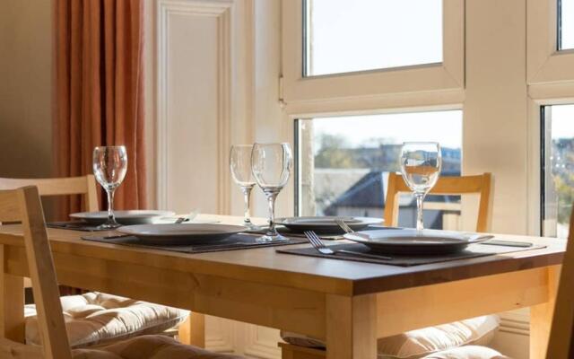 ☆ Bright, 2 Bedroom West End Apartment ☆