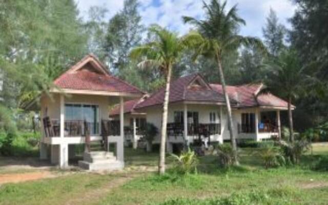 Pranee Beach Bungalows