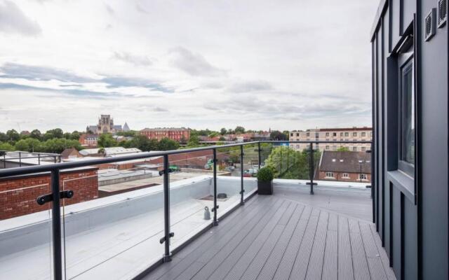2 Bedroom Penthouse - large balcony - Minster view