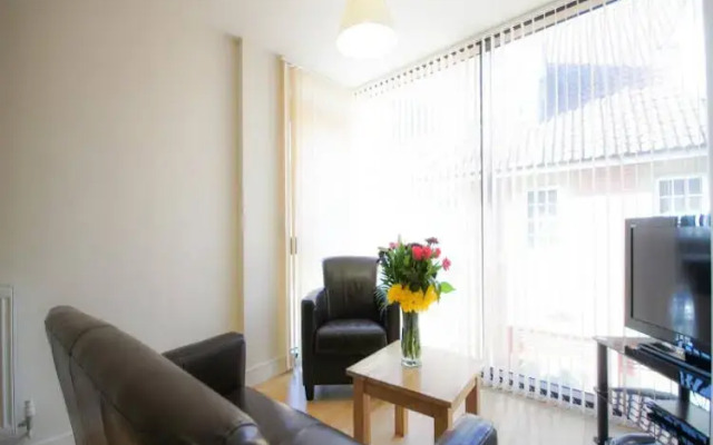 Crompton House Apartments