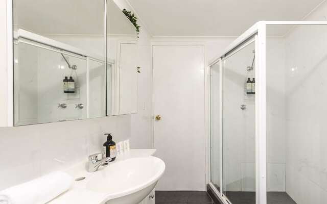 Two Bedroom Apt Close To Chatswood With Parking