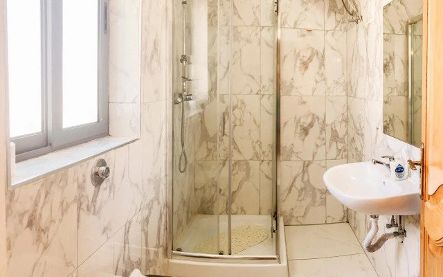 XL Central Home - Sleeps 10 people