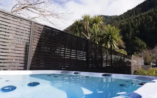 Classy Cabin - In Town - Spa Pool
