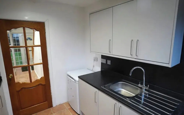 4 bed House - Private Garden - Free Parking