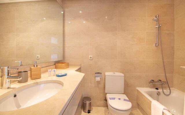 2237-Modern apt with private beach
