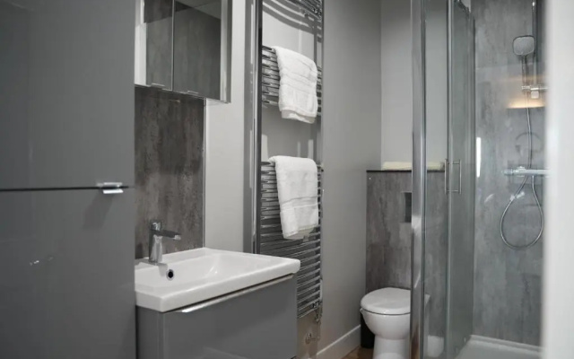 Gorgeous, Comfortable Apartment on the High Street