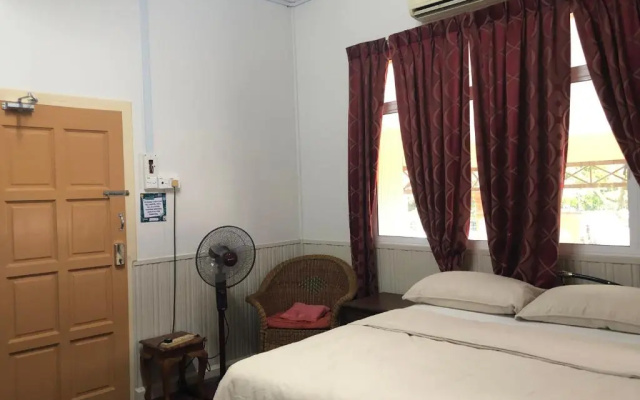 Complete 3-bedroom house with private bathrooms.