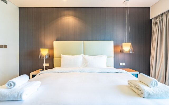 Midtown Gem, Luxurious Apartment With Balcony