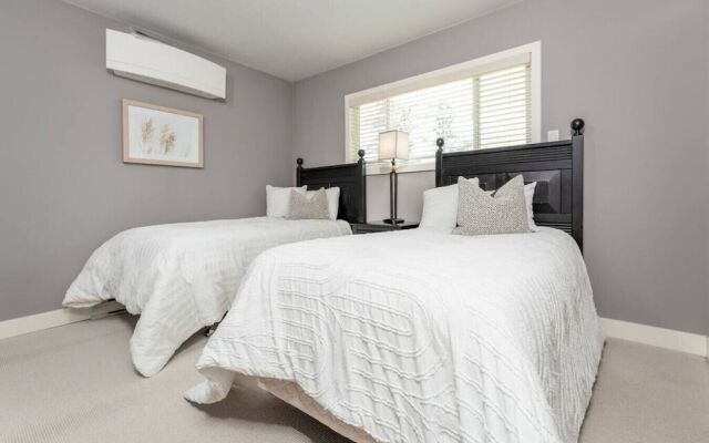 LUXURIOUS 5,500 sqft Home: 5 Br/5 Ba | PRIVATE Pool & Hot Tub | STEPS to Beach