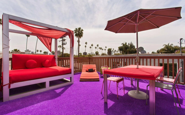 Beverly Hills Modern Guesthouse