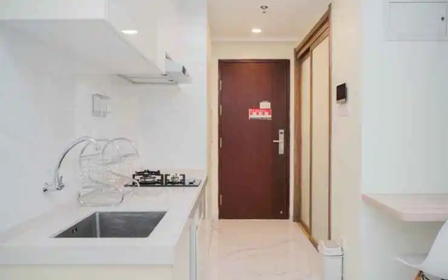 Simply and Cozy Stay Studio at Sky House BSD Apartment By Travelio – Guest Rooms – Legok