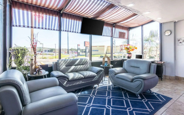 Econo Lodge Inn & Suites