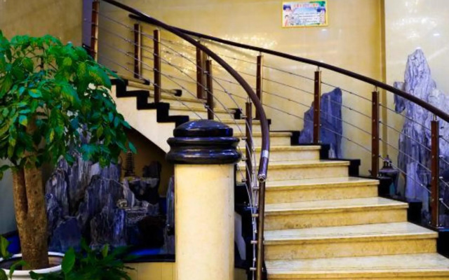 Hefeng Huarong Business Hotel