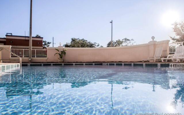 Comfort Suites Downtown