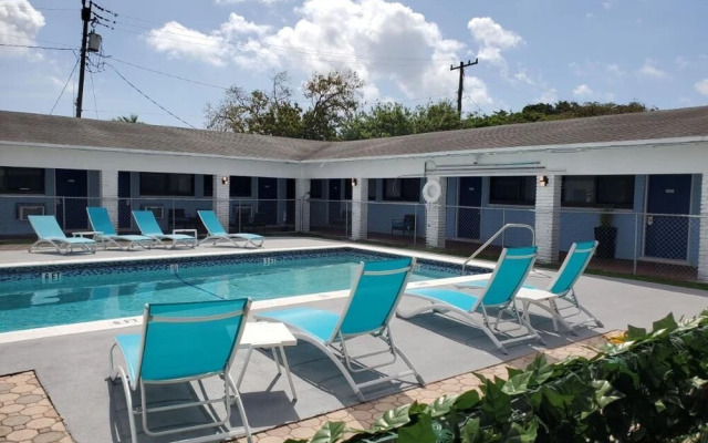 Hollywood Gardens Inn & Suites