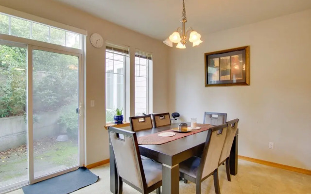 Charming Everett Townhome - 3 Mi to Downtown!