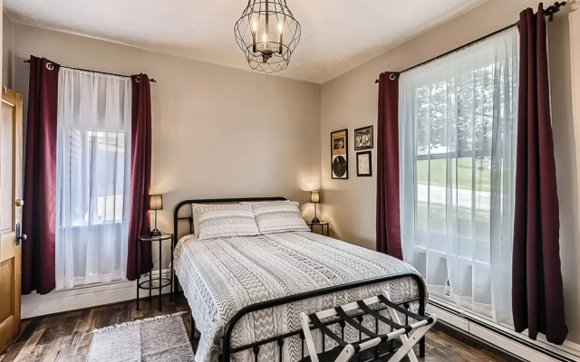 4BR Mountain-view Home - Deck, Washer & Dryer