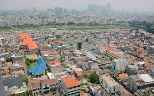 Cozy Living Studio at Cosmo Terrace Apartment