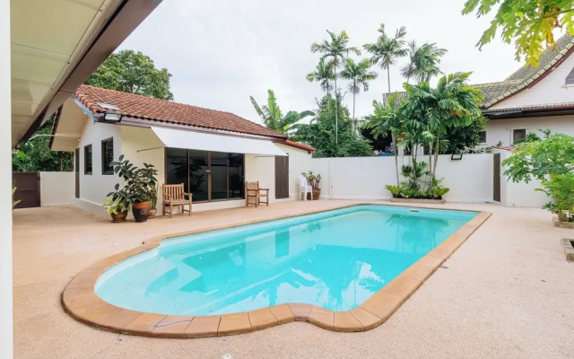 Poolside 3BR for Relaxed Stays V278