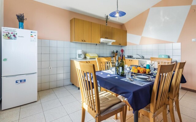 Beautiful Home in Vinkuran With Wifi and 2 Bedrooms