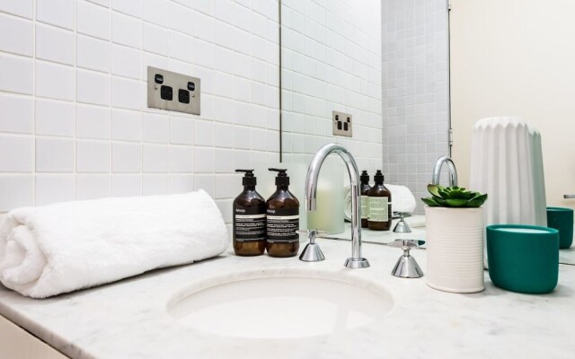 Executive Two Bed Penthouse Studio in the City