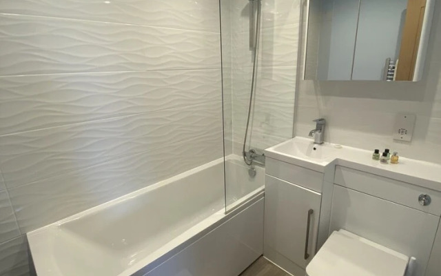 Stunning 2 bed Seaside Apartment With Sea Views