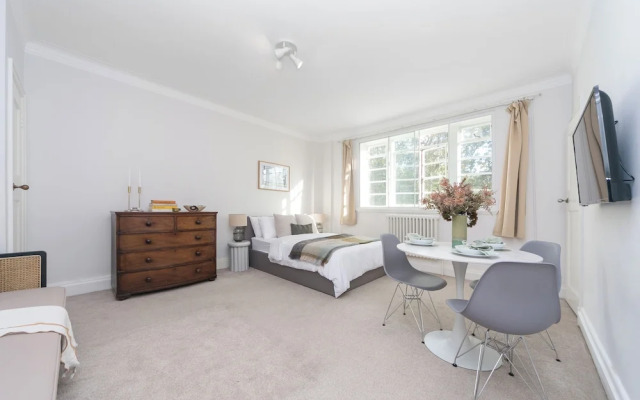 Beautifully Presented Centrally Located Studio apt
