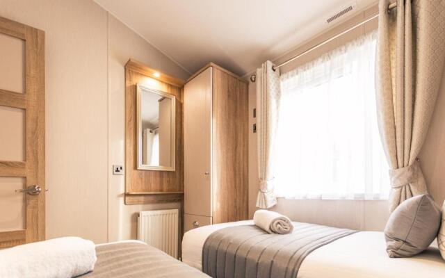 Lakeside Retreat Lodge With Hot Tub