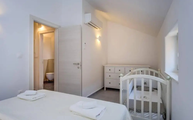 Impeccable 4-bed Apartment in Osor