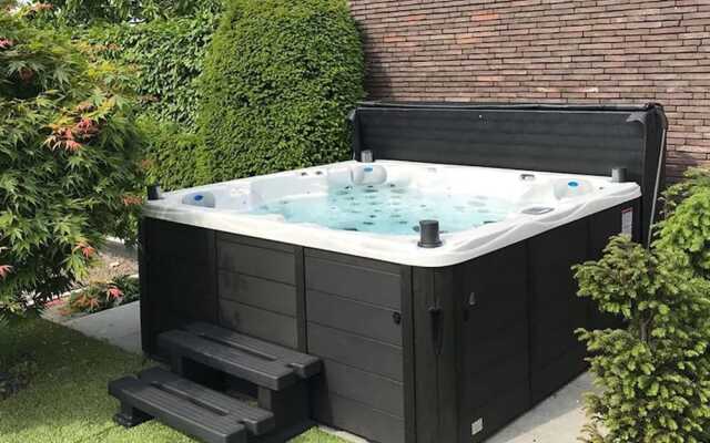 Cozy Vacation Home With a hot tub