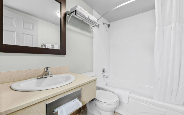 Super 8 by Wyndham Saskatoon Near Saskatoon Airport