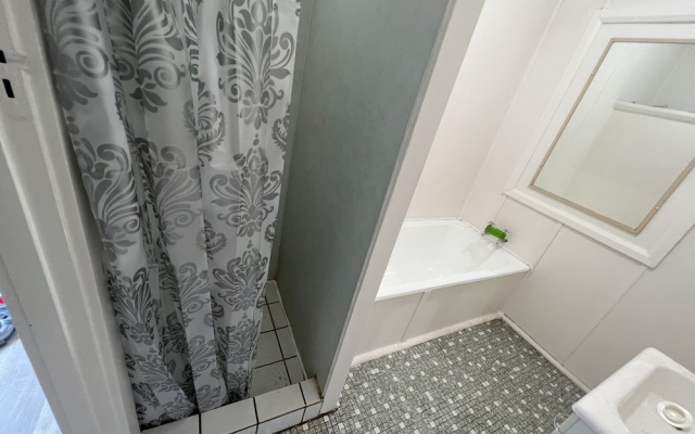 Pet Friendly 2 Bedroom Cottage with Yard – Bathroom – Grafton