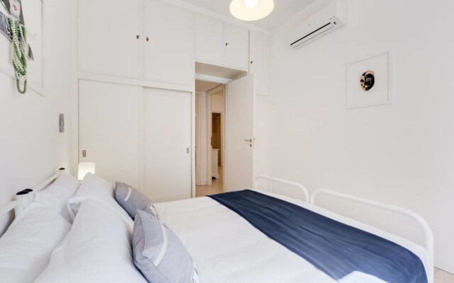 Lovely White Flat 15 Minutes From the City Center