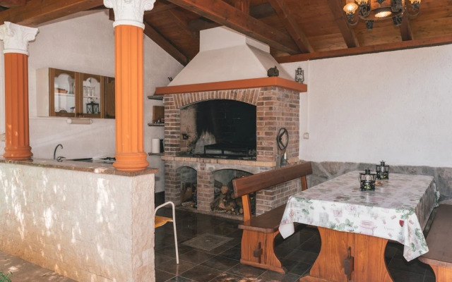 Charming Apartment With Sea Views and Shared Pool