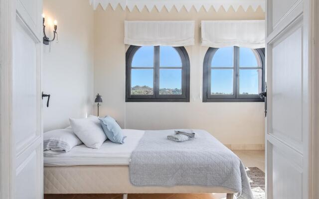 18024 - Superb Villa Near Beach With Heated Pool