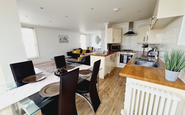 Off the Hook - Luxury Beach Apartment - Sleeps 4